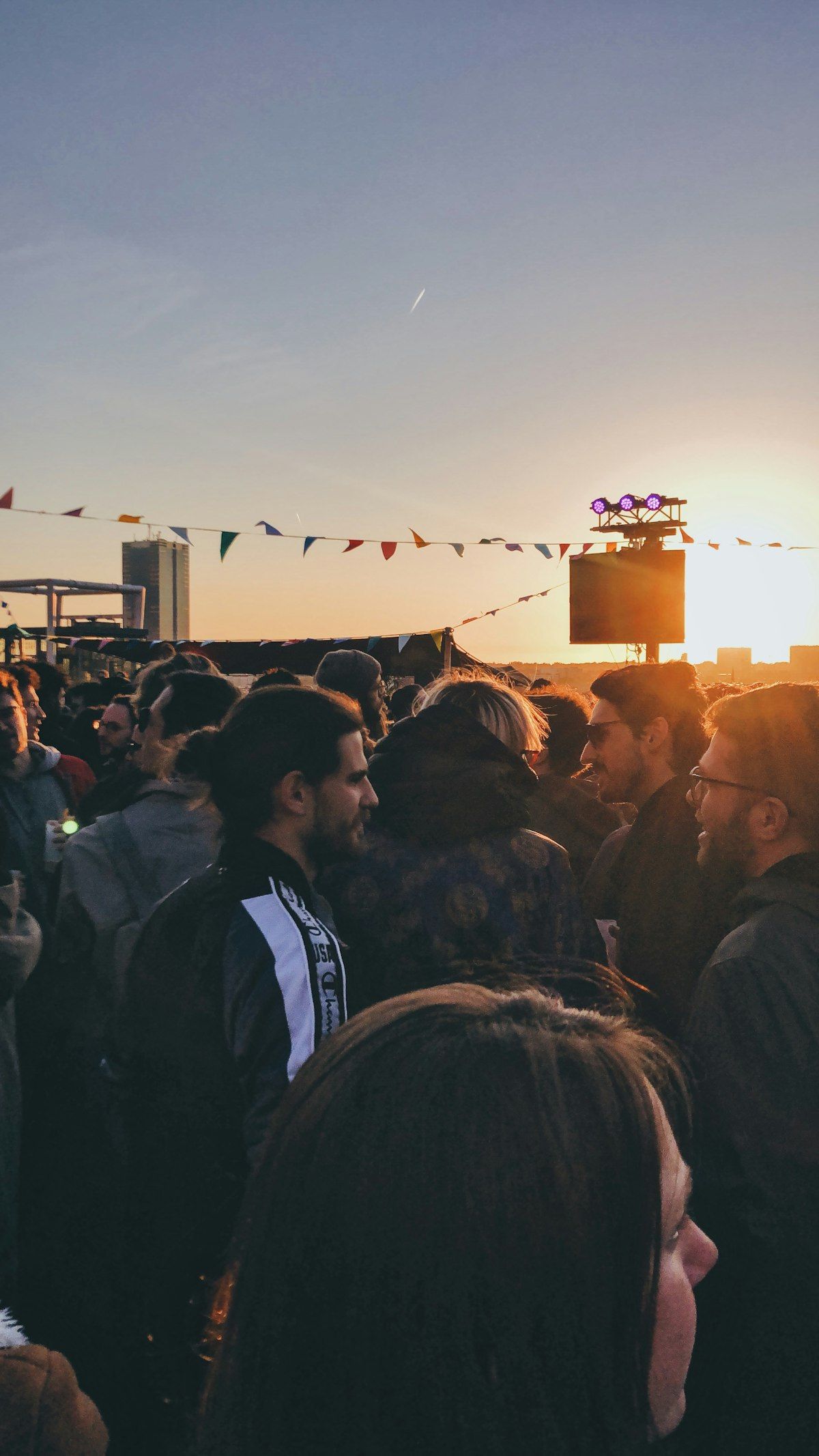 Le public d’un festival en plein air, au coucher du soleil