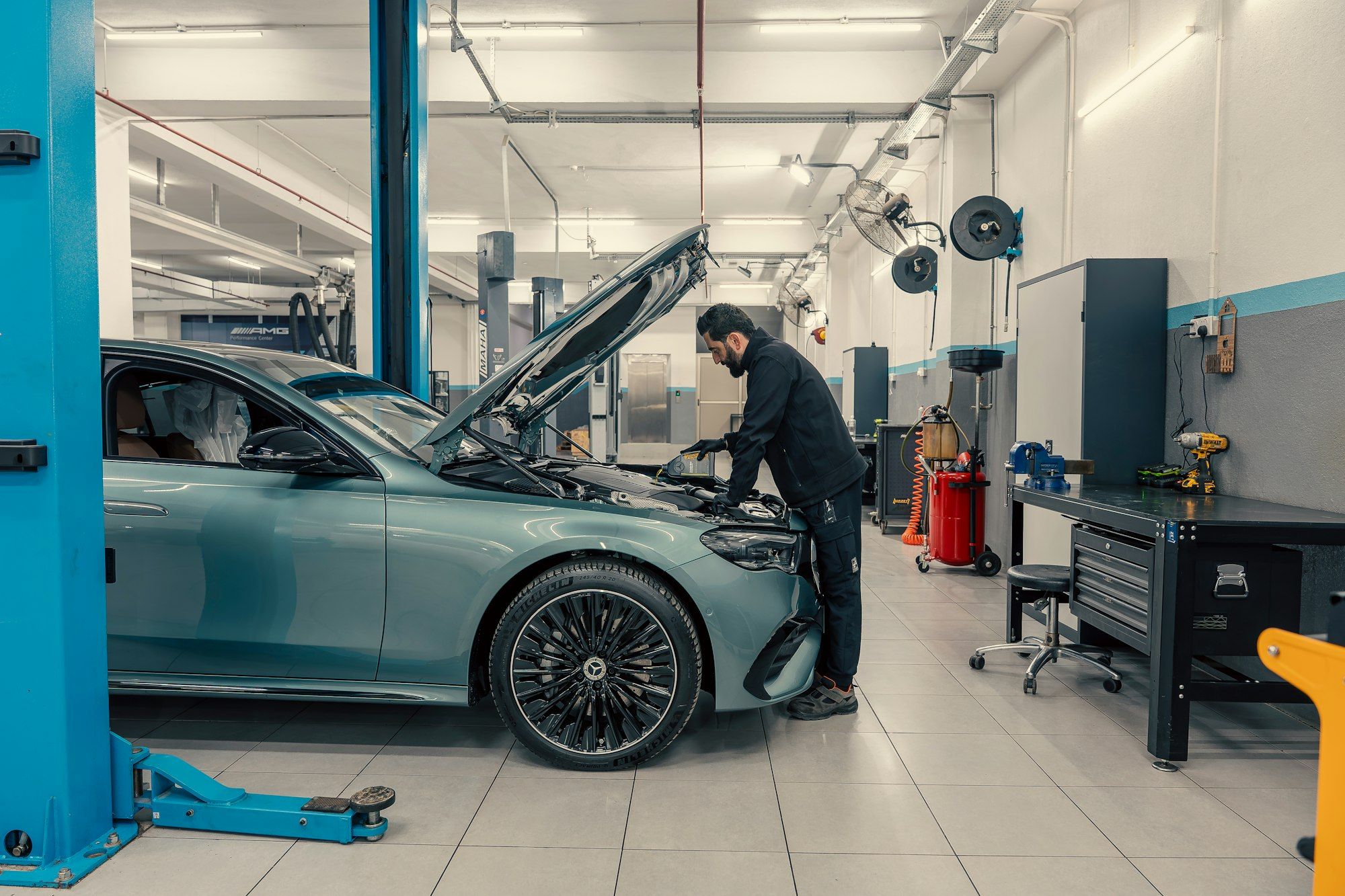 Un mécanicien travaille sur une voiture dans un atelier moderne