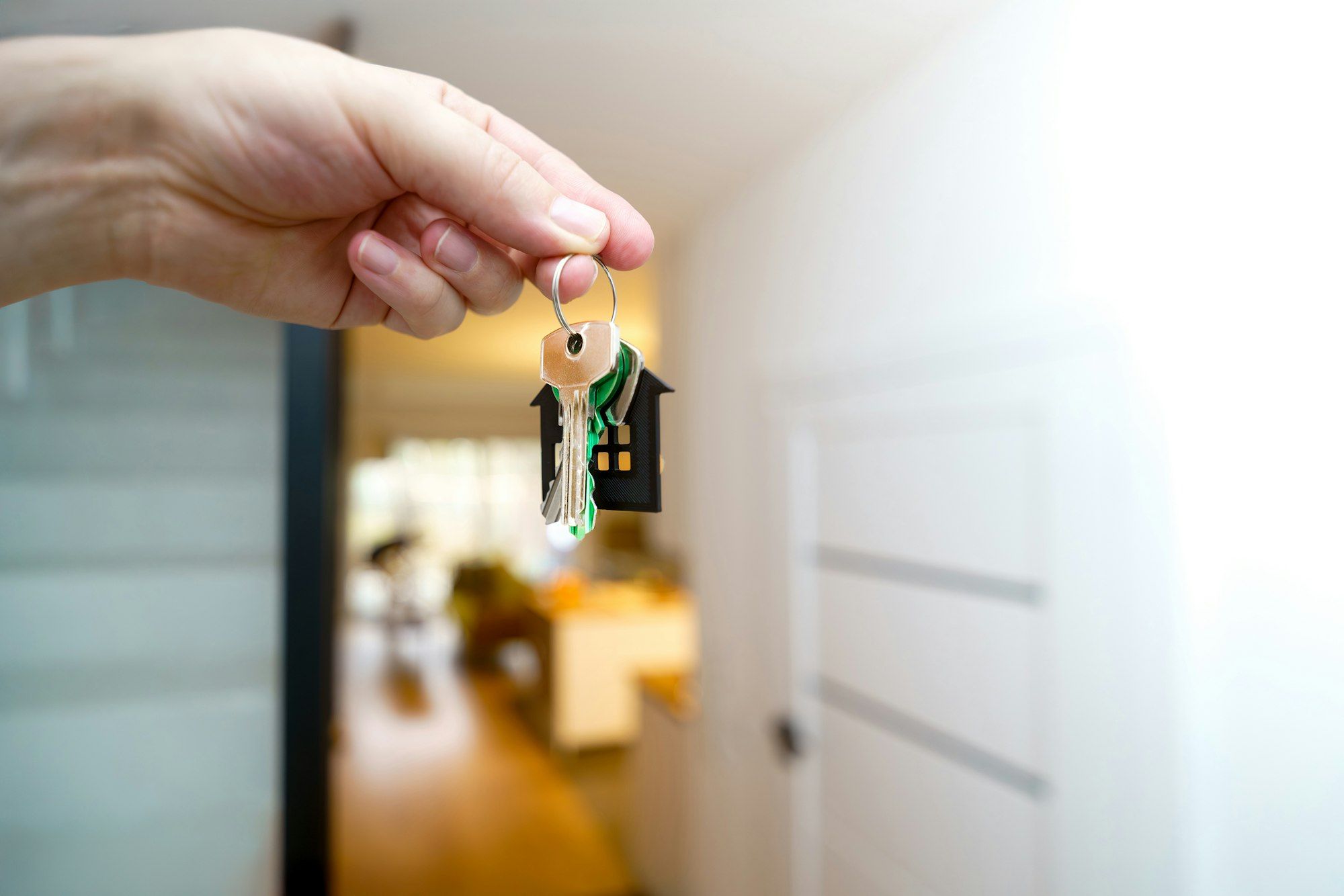 Une main tend les clés d’un appartement